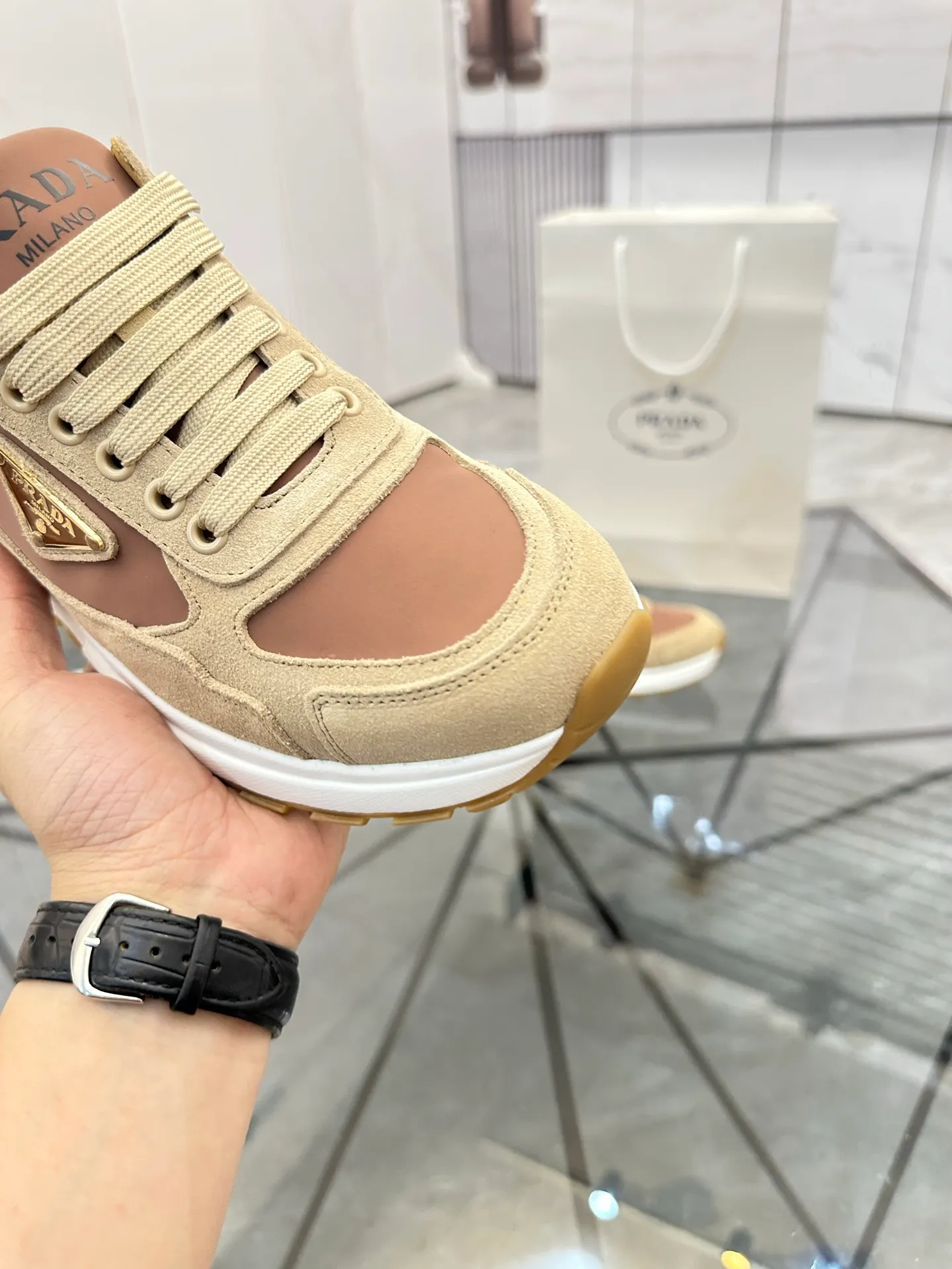 Men's shoes for sale 💰: 💰P580¥ High-end top quality Product trademark: Prada *"Prada*" low-top casual shoes Regular size: 38-45 (can be customized to 46) Product materials: imported upper layer of high mercerized nubuck leather spliced ​​with breathable mesh, water-dyed cowhide lining, cowhide feet, original ultra-light foam outsole. No.: 001